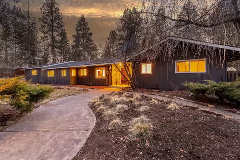 61271 Kwinnum Dr, Bend, OR 97702