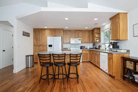 Kitchen - 492 Westminster Dr, Eagle Point, OR 97524 photo 1 of 1