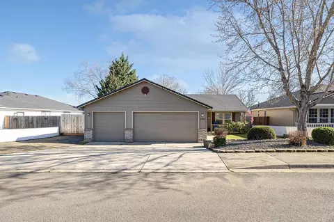 492 Westminster Dr, Eagle Point, OR 97524