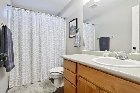 Bath - 492 Westminster Dr, Eagle Point, OR 97524 photo 1 of 1