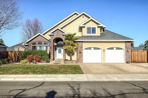 2197 Jeremy St, Central Point, OR 97502