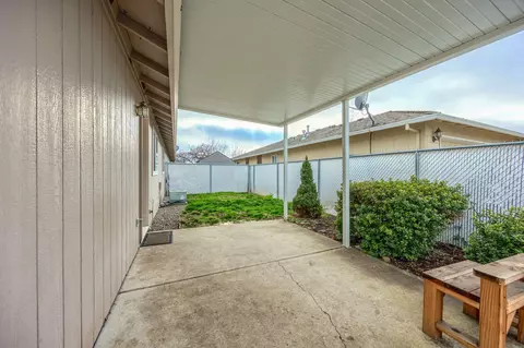 499 St Clair Way, Eagle Point, OR 97524 photo 2