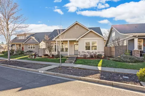 438 Briscoe Pl, Ashland, OR 97520