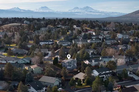2498 SW Valleyview Dr, Redmond, OR 97756