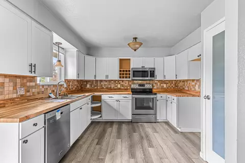 Kitchen - 302 Ortega Ave, Eagle Point, OR 97524 photo 1 of 2