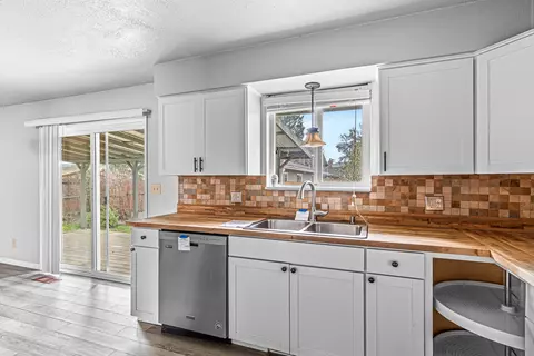 Kitchen - 302 Ortega Ave, Eagle Point, OR 97524 photo 2 of 2