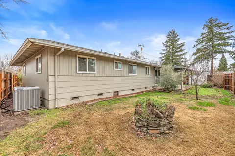 Exterior - 302 Ortega Ave, Eagle Point, OR 97524 photo 5 of 7