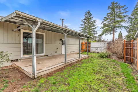 Exterior - 302 Ortega Ave, Eagle Point, OR 97524 photo 6 of 7