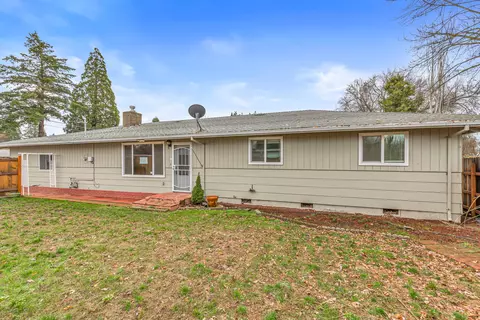 302 Ortega Ave, Eagle Point, OR 97524