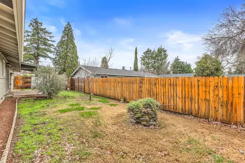 Exterior - 302 Ortega Ave, Eagle Point, OR 97524 photo 7 of 7