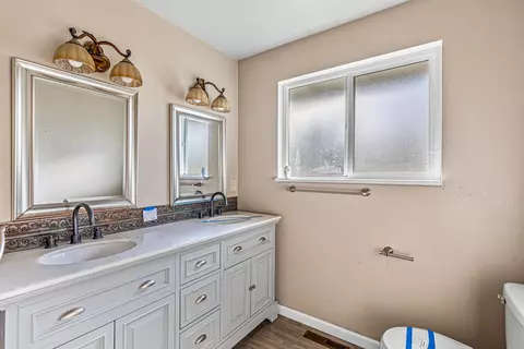 Bath - 302 Ortega Ave, Eagle Point, OR 97524 photo 3 of 3