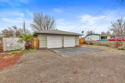 Exterior - 302 Ortega Ave, Eagle Point, OR 97524 photo 2 of 7