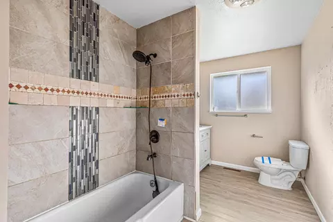 Bath - 302 Ortega Ave, Eagle Point, OR 97524 photo 2 of 3
