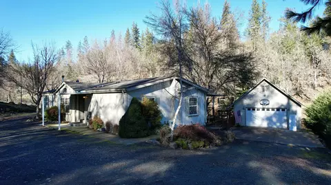 84 Mason Ln, Shady Cove, OR 97539