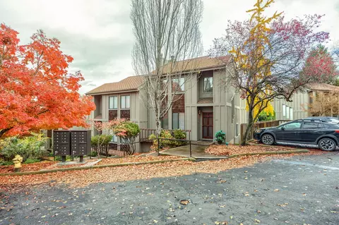 345 Ravenwood Pl, Ashland, OR 97520