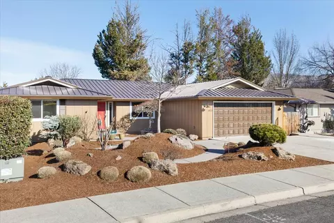3023 Crystal Mountain Ave, Medford, OR 97504