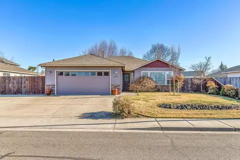 1330 Hawthorne Way, Central Point, OR 97502