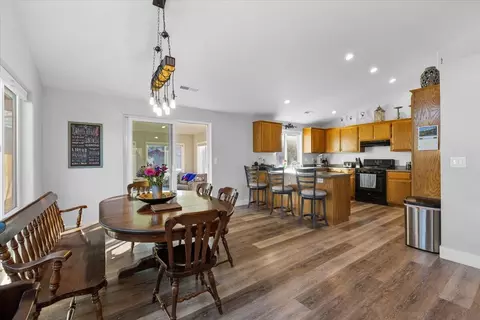 Dining - 120 Samuel Ln, Phoenix, OR 97535 photo 2 of 2