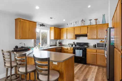 Kitchen - 120 Samuel Ln, Phoenix, OR 97535 photo 2 of 3