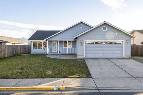 120 Samuel Ln, Phoenix, OR 97535