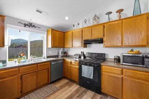 Kitchen - 120 Samuel Ln, Phoenix, OR 97535 photo 3 of 3