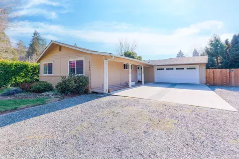 1345 E Park St, Grants Pass, OR 97527