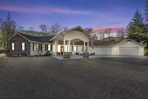 8915 Hardy Way, Gold Hill, OR 97525