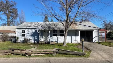 129 S 6th St, Central Point, OR 97502