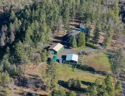 5540 Rogue River Dr, Eagle Point, OR 97524