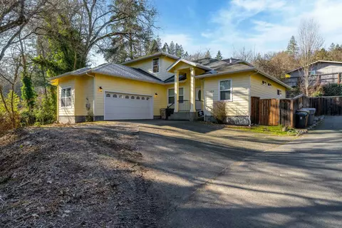 1313 NW Bellevue Pl, Grants Pass, OR 97526