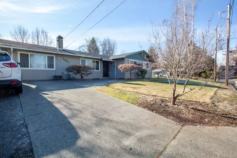 1621 SW Heather Dr, Grants Pass, OR 97526