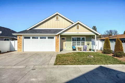 208 SW Blueberry Ln, Grants Pass, OR 97527