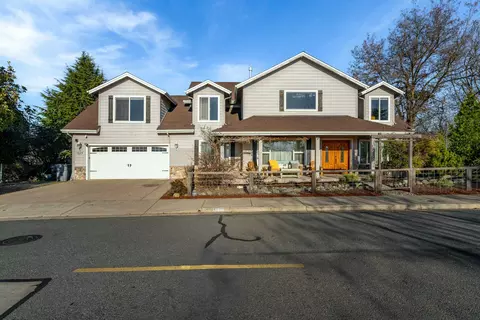 1025 NW Starlite Pl, Grants Pass, OR 97526