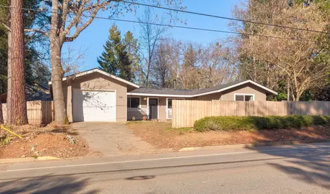 406 E River St, Cave Junction, OR 97523