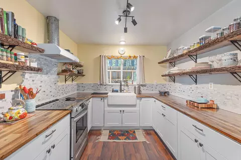Kitchen - 406 E River St, Cave Junction, OR 97523 photo 3 of 3