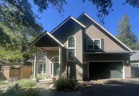 1318 NW Bellevue Pl, Grants Pass, OR 97526