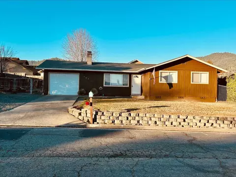 784 NW Carol Dr, Grants Pass, OR 97526