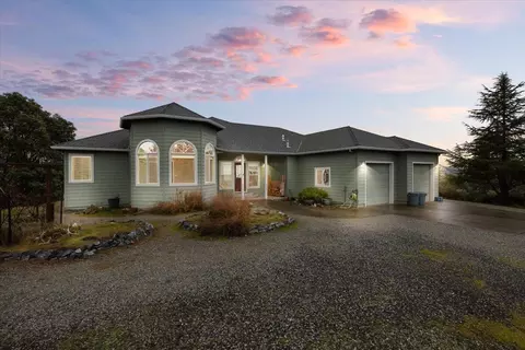 987 Pelton Ln, Gold Hill, OR 97525