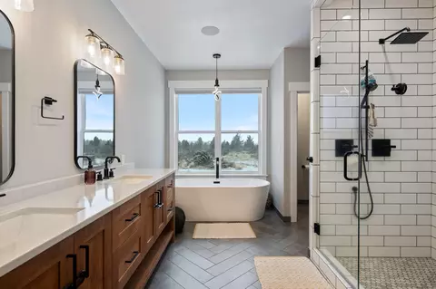 Bath - 66550 Jericho Rd, Bend, OR 97703 photo 3 of 6