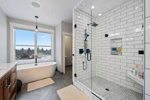 Bath - 66550 Jericho Rd, Bend, OR 97703 photo 4 of 6