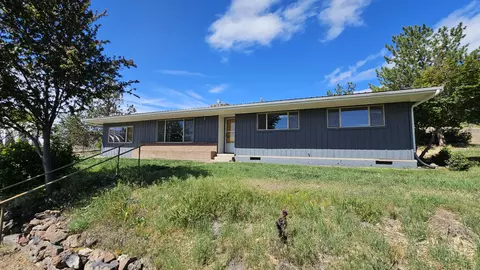 303 NW Poplar St, Madras, OR 97741