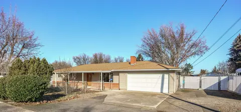 2548 Thorn Oak Dr, Medford, OR 97501