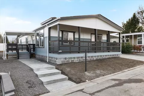 4601 S Pacific Hwy #37, Phoenix, OR 97535