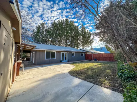 435 Nugget Dr, Rogue River, OR 97537