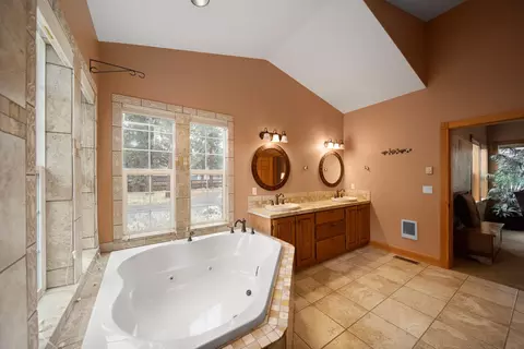 Bath - 67194 Harrington Rd, Bend, OR 97703 photo 4 of 6