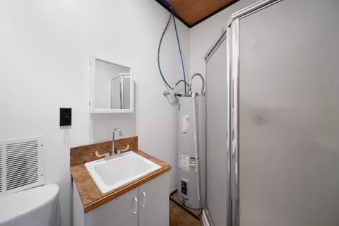 Bath - 67194 Harrington Rd, Bend, OR 97703 photo 6 of 6