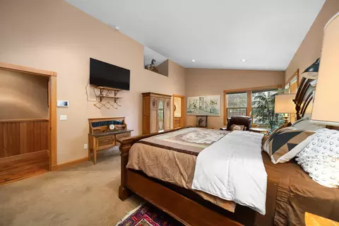 Bedroom - 67194 Harrington Rd, Bend, OR 97703 photo 2 of 4