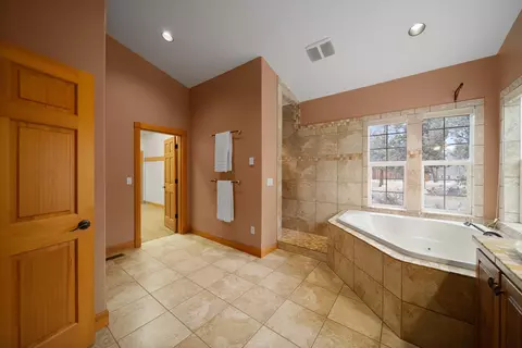 Bath - 67194 Harrington Rd, Bend, OR 97703 photo 2 of 6