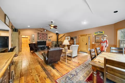 Living - 67194 Harrington Rd, Bend, OR 97703 photo 4 of 8