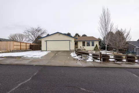 323 NE Hillcrest St, Madras, OR 97741